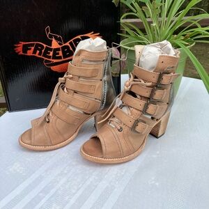 FreeBird Braedon New In Box Sz 7 Color Blush looks more like Tan